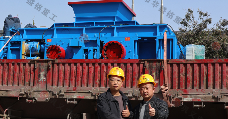 鵝卵石制砂用什么破碎機(jī)？推薦對輥機(jī)價(jià)格不貴還耐用