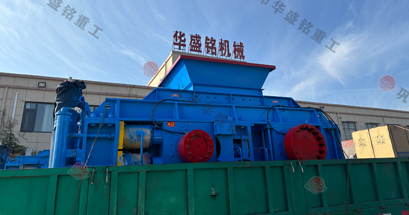 玄武巖粉碎成1-5mm用什么設(shè)備？推薦時(shí)產(chǎn)80噸對(duì)輥制砂機(jī)